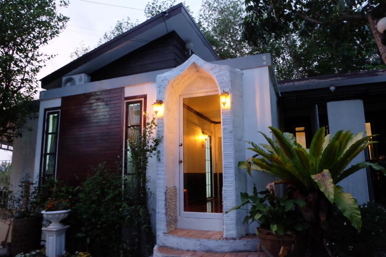 Florentino Hostel Rayong Exteriör bild